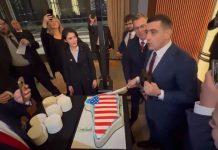 Suveranismul, Steagul și Cuțitul. Vizita lui George Simion în America: între legitimarea personală și factura de credibilitate pe numele României Suveranismul, Steagul și Cuțitul. Vizita lui George Simion în America: între legitimarea personală și factura de credibilitate pe numele României